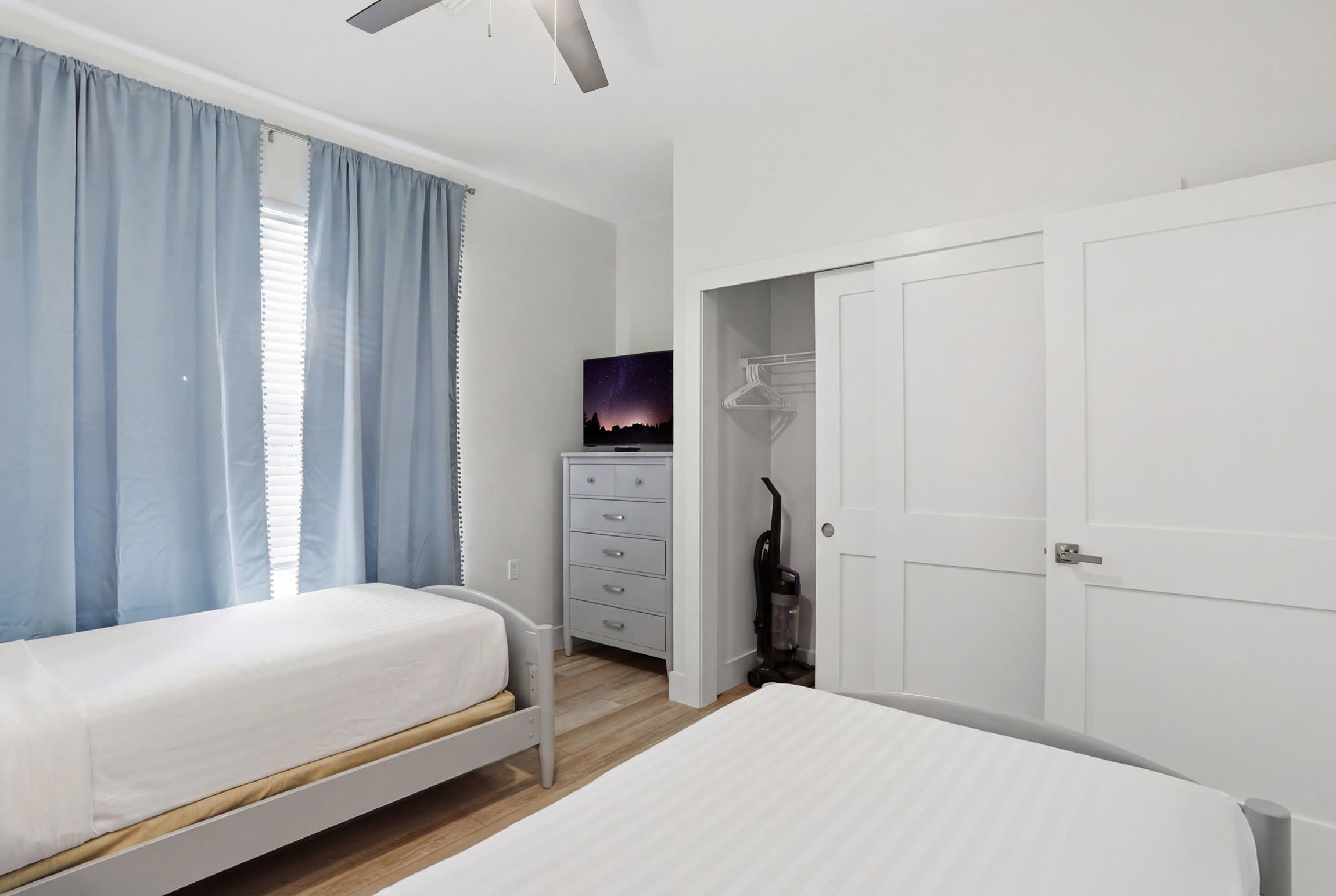 1226 Updated Sleeps 6 Close to Pool and Gym | Photo 30