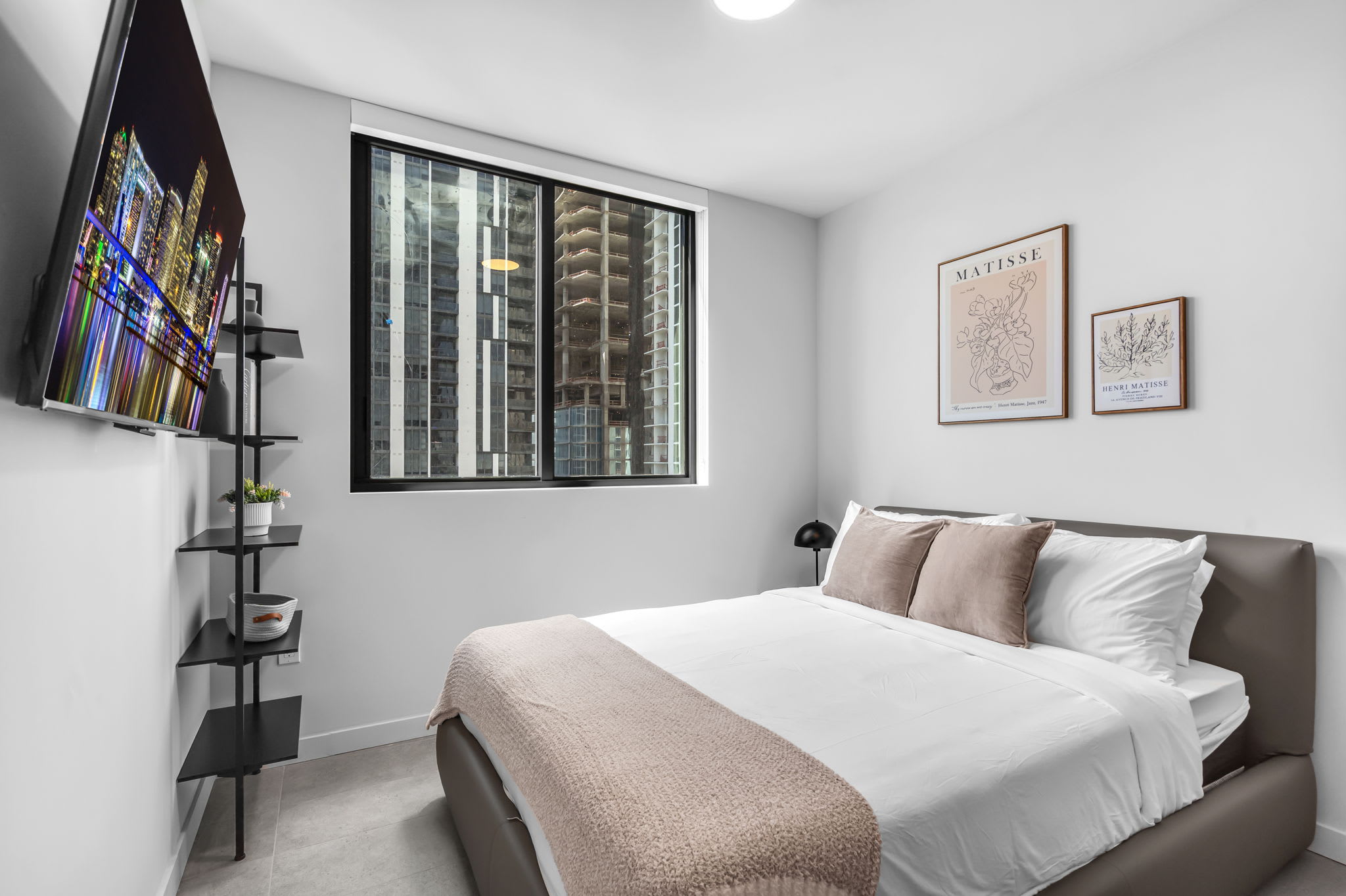 Sleek Corner 1 Bedroom, Rooftop Pool & Wrap Balcony