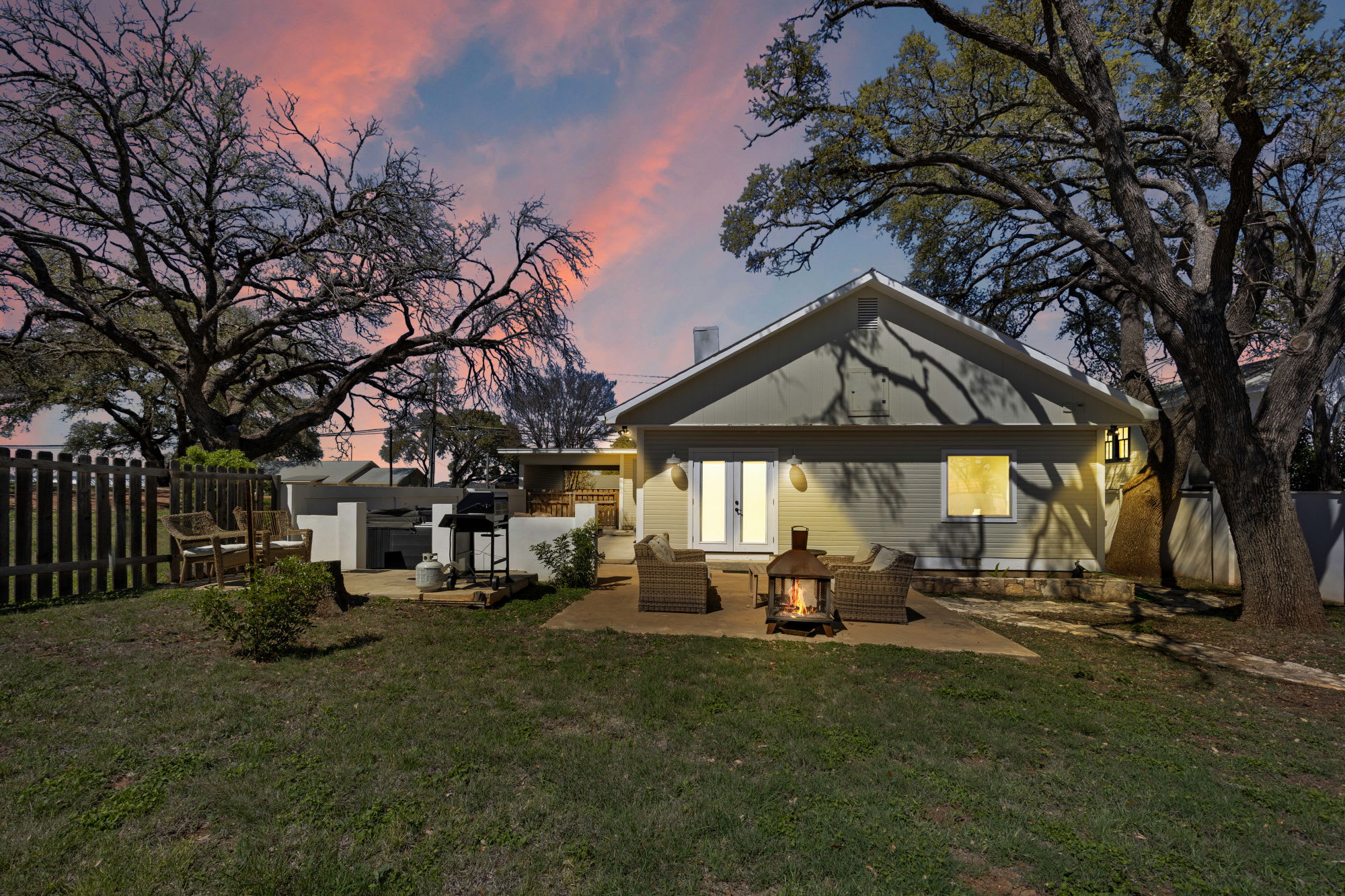 Beloved Haus - Hot-Tub, 4-Min to Main Street!