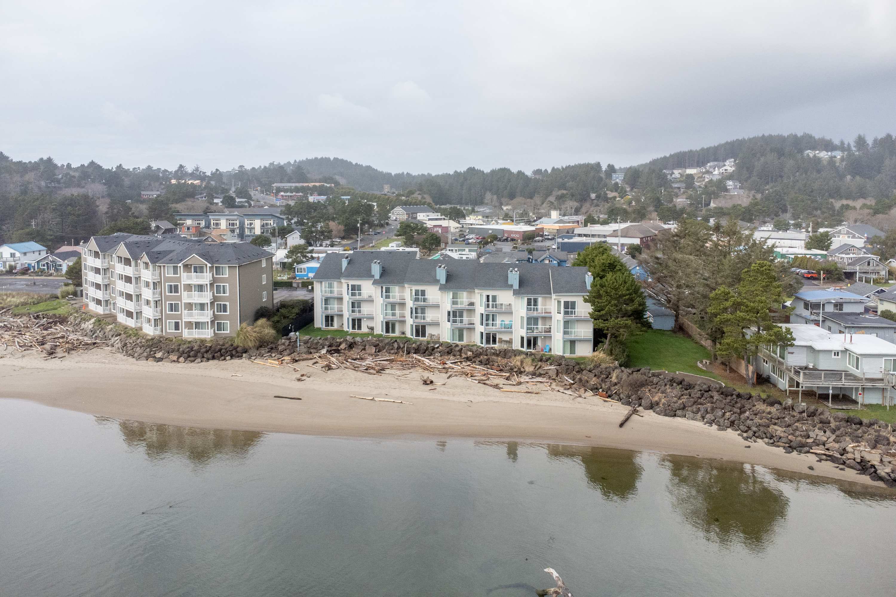 Bayfront Condo & Steps to Beach in Taft District