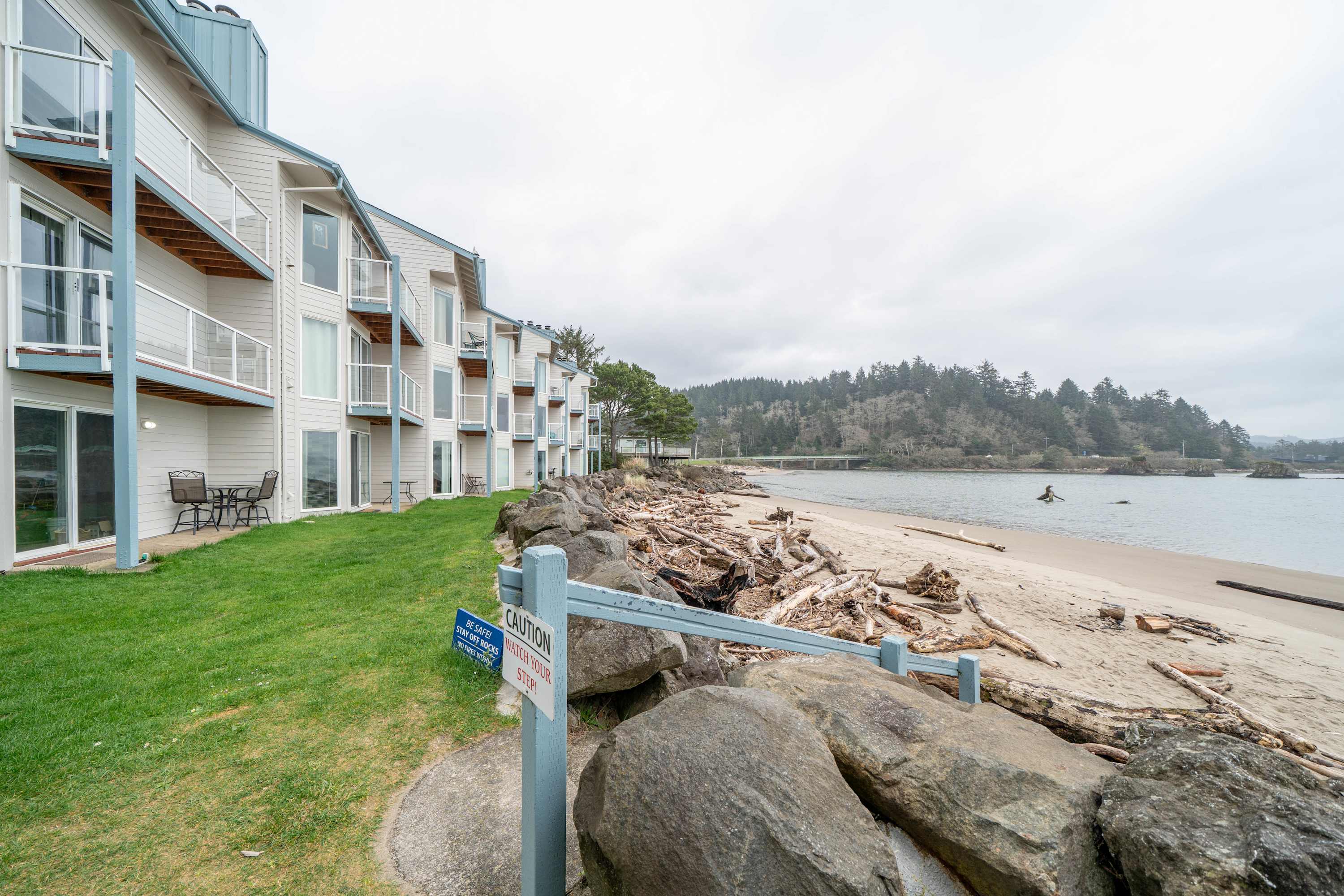 Bayfront Condo & Steps to Beach in Taft District