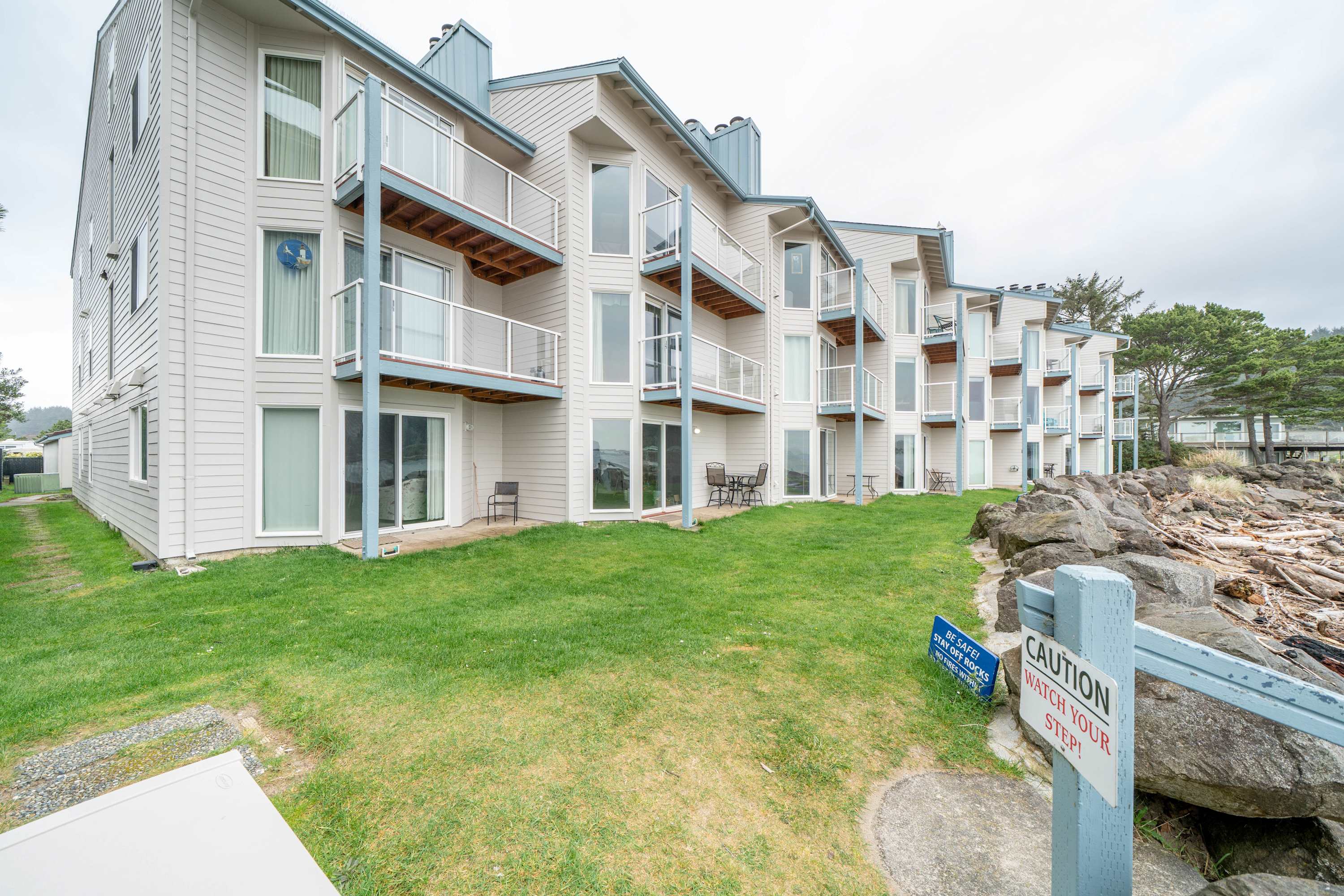 Bayfront Condo & Steps to Beach in Taft District