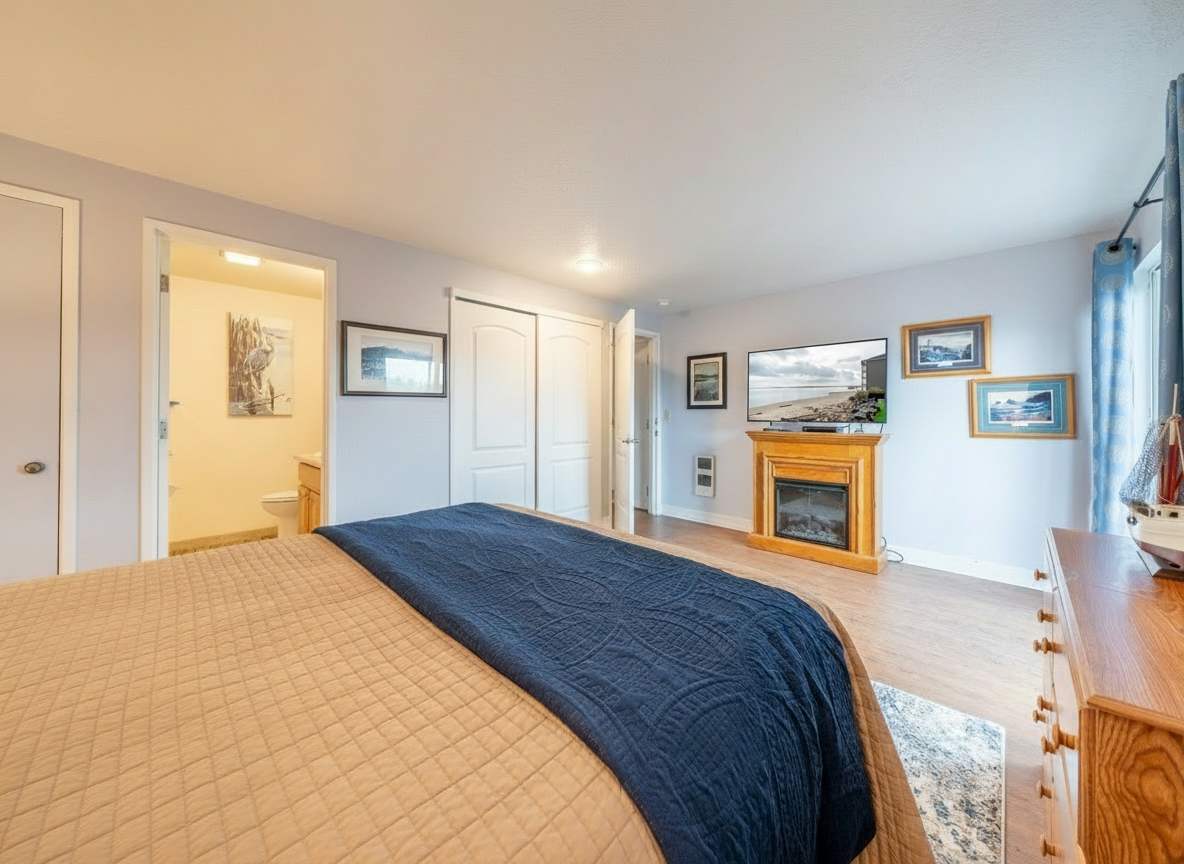 Bayfront Condo & Steps to Beach in Taft District