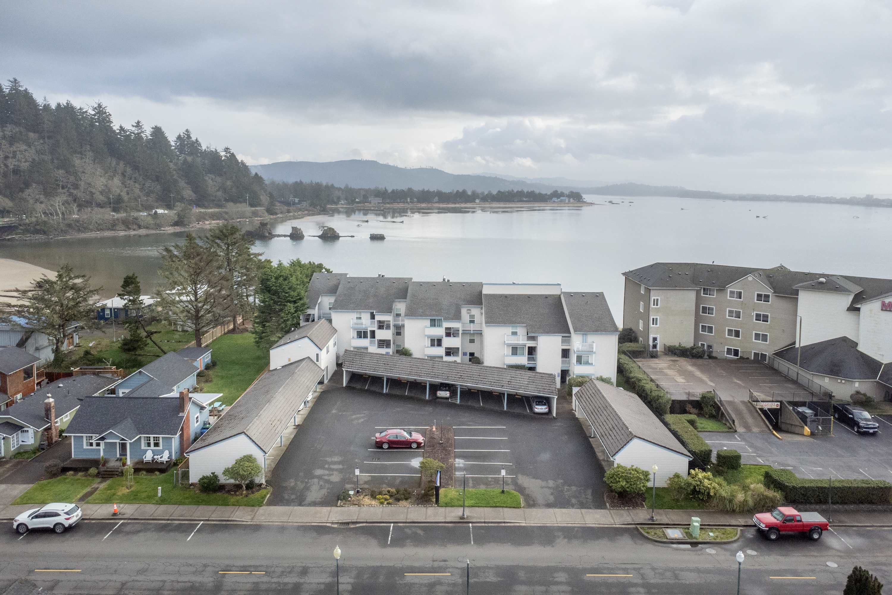 Bayfront Condo & Steps to Beach in Taft District