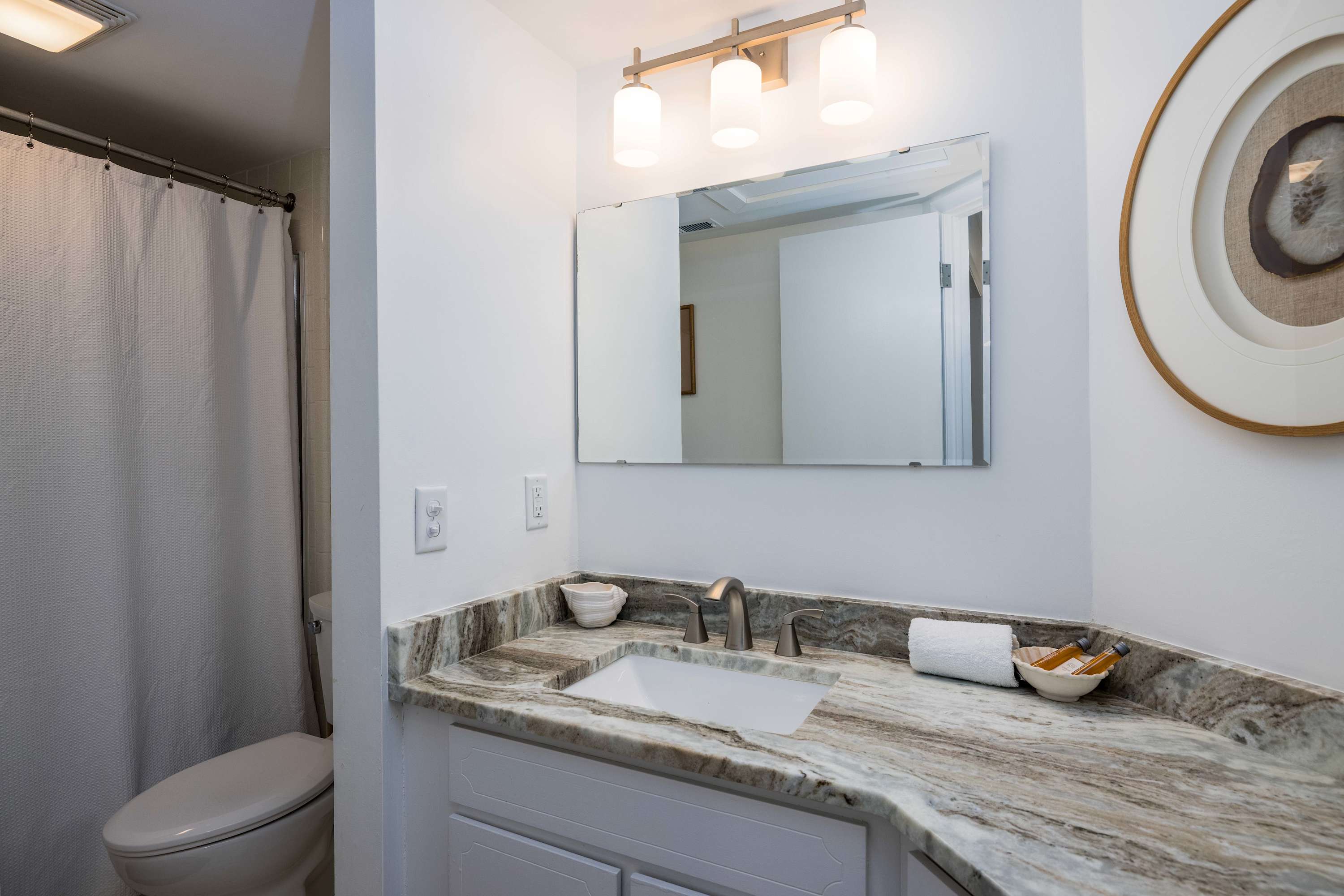 Full Shared Bathroom with Tub/Shower