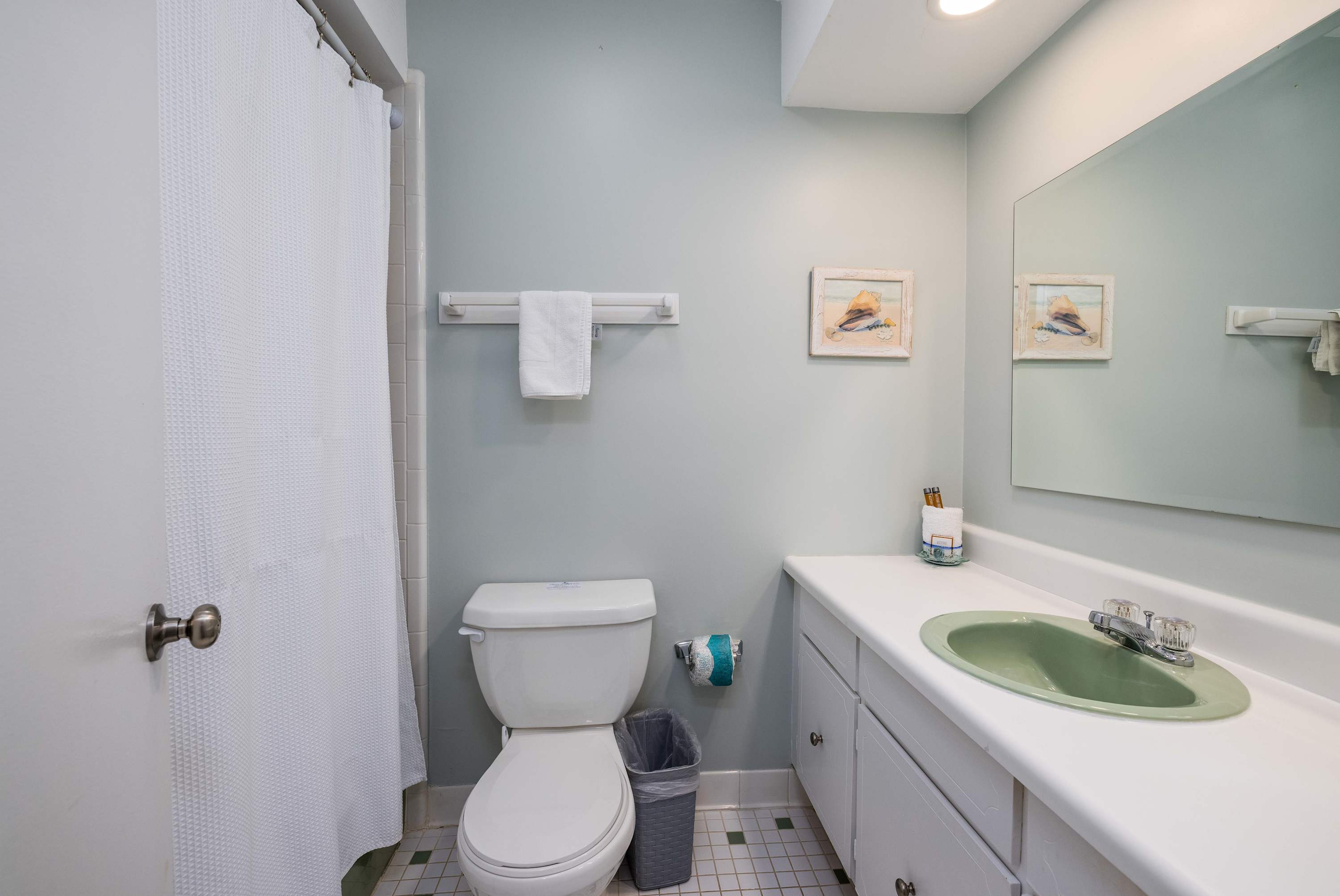 Upstairs Full Shared Bathroom with Tub/Shower