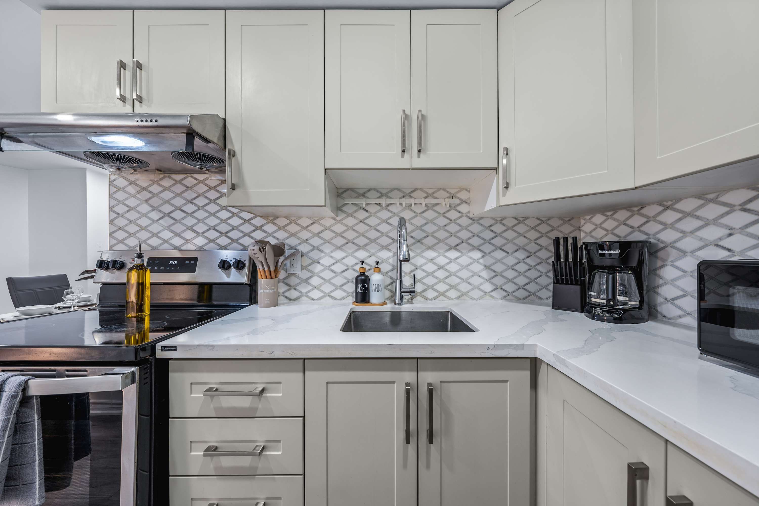 Fully equipped kitchen for easy cooking.