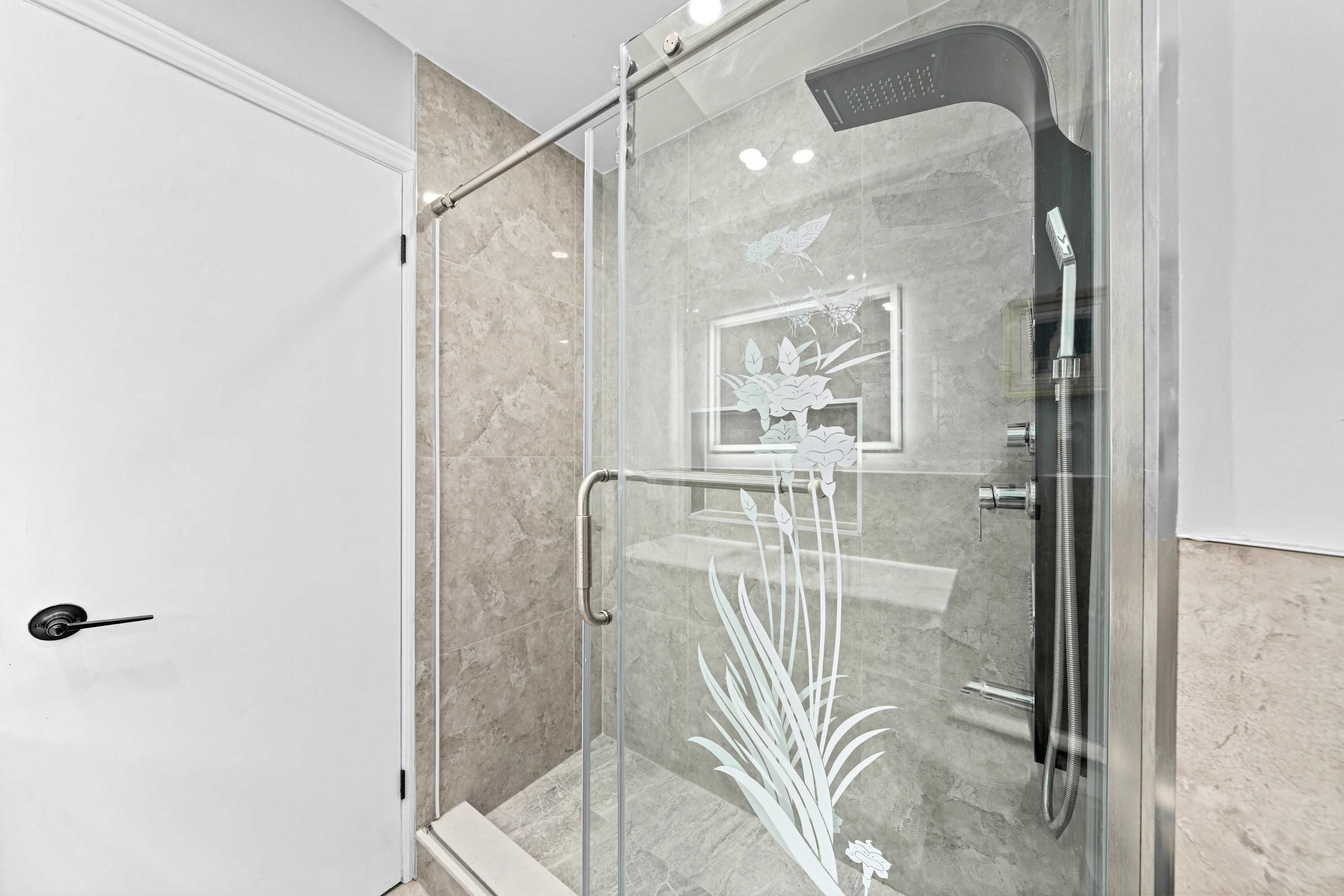 Bathroom with a multi-purpose shower for flexible and convenient use