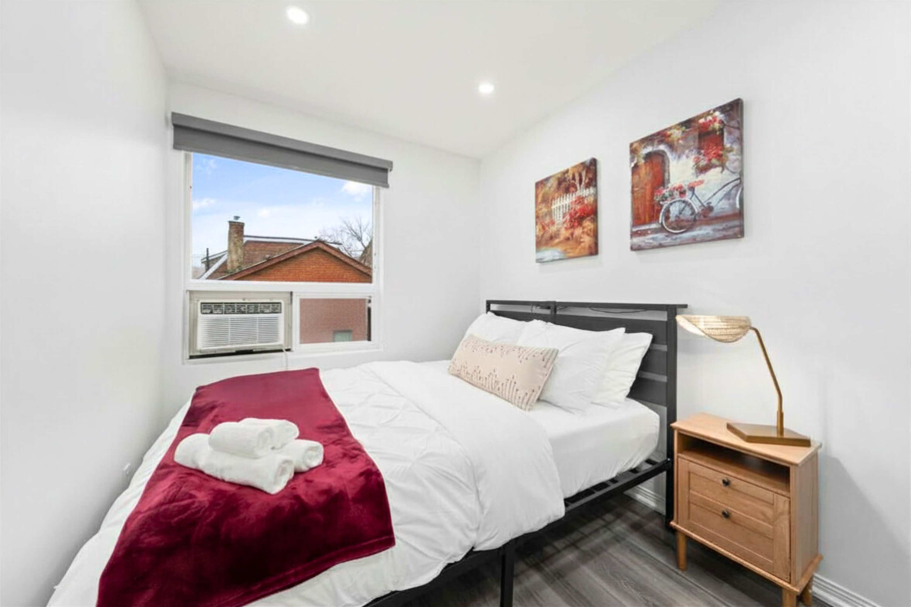 Silk covers, a cozy side lamp, and fresh towels. Your queen-size escape.