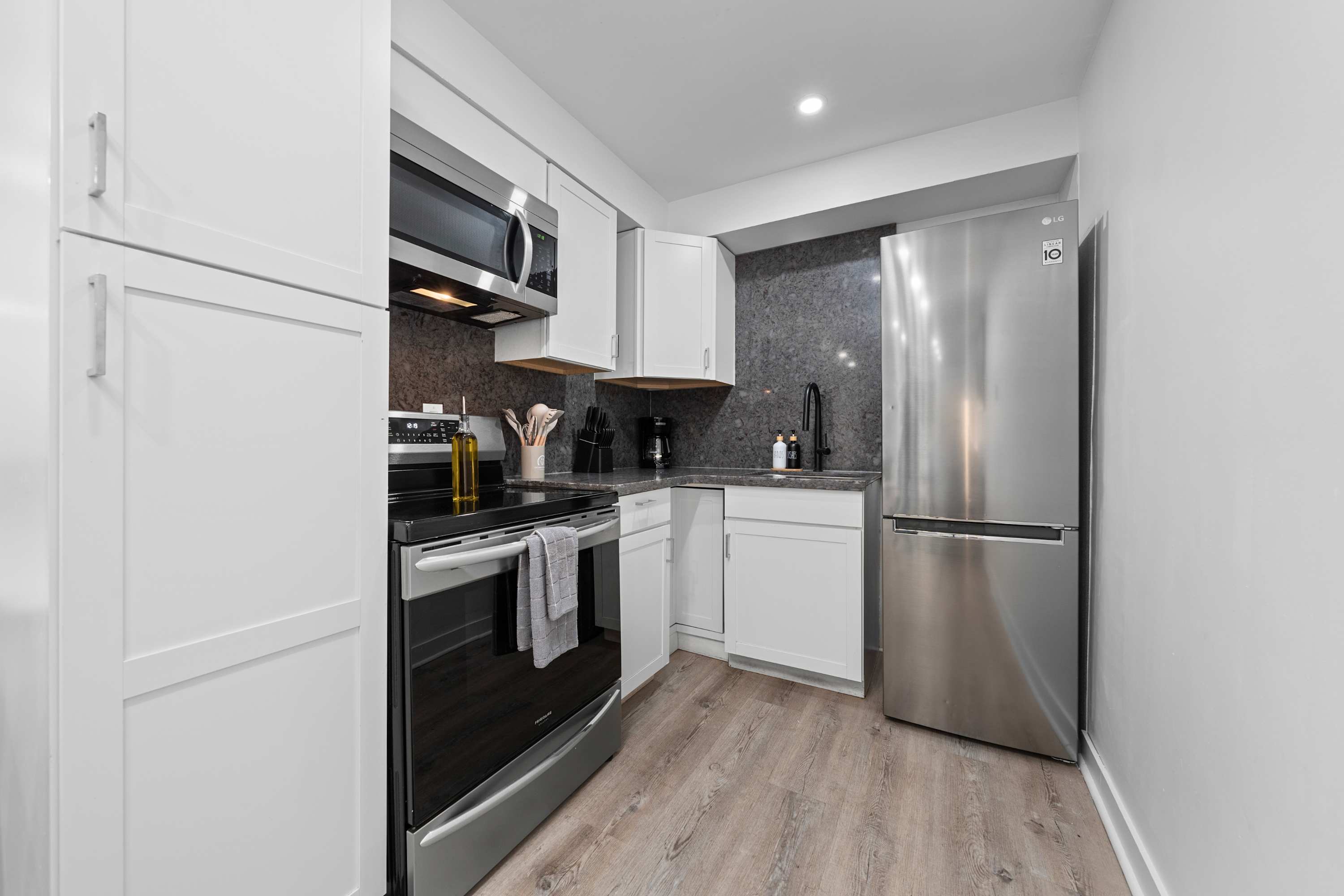 Cozy Unit Near Little Italy Trinity Bellwoods 4