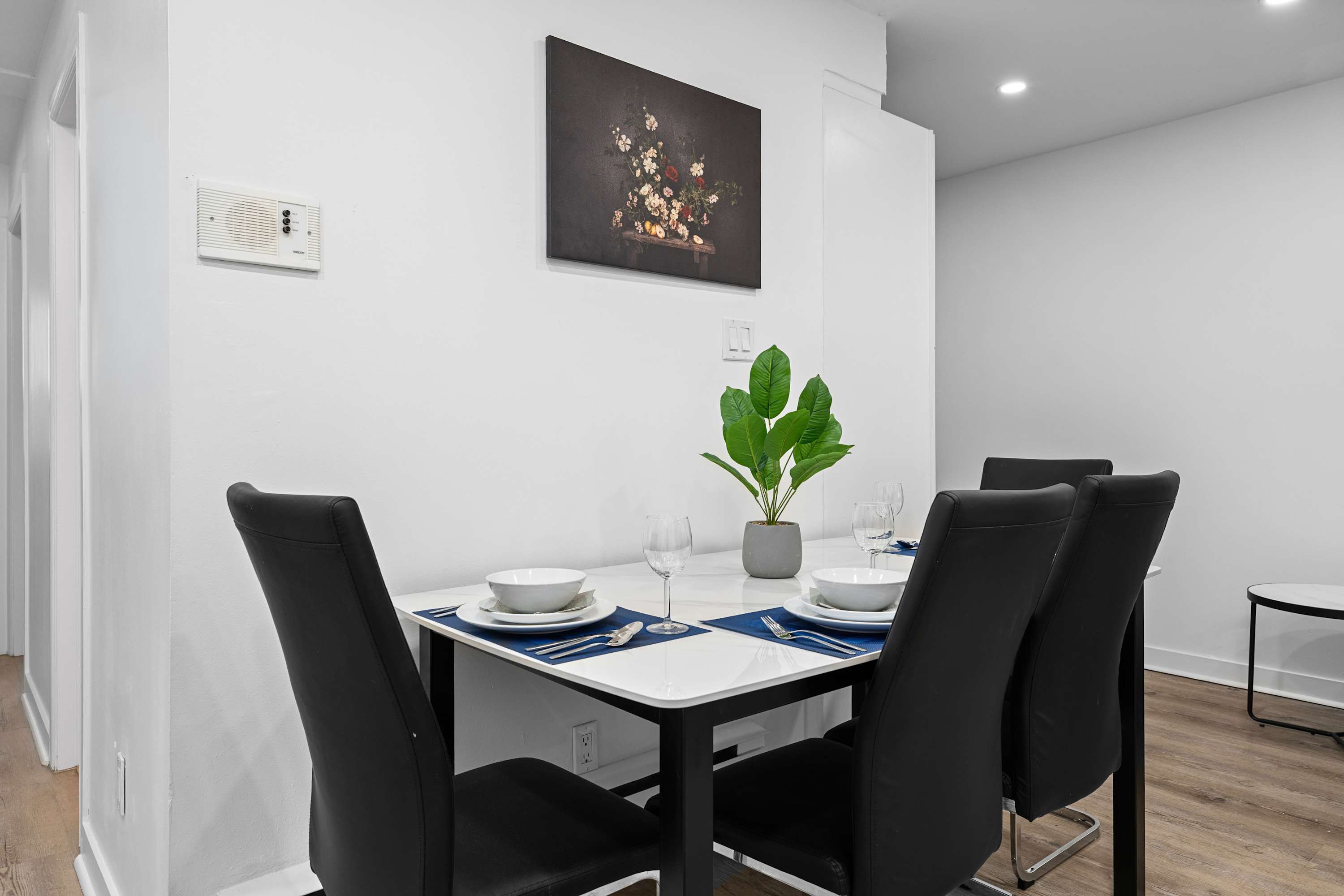 Dining area, ideal for enjoying meals together.