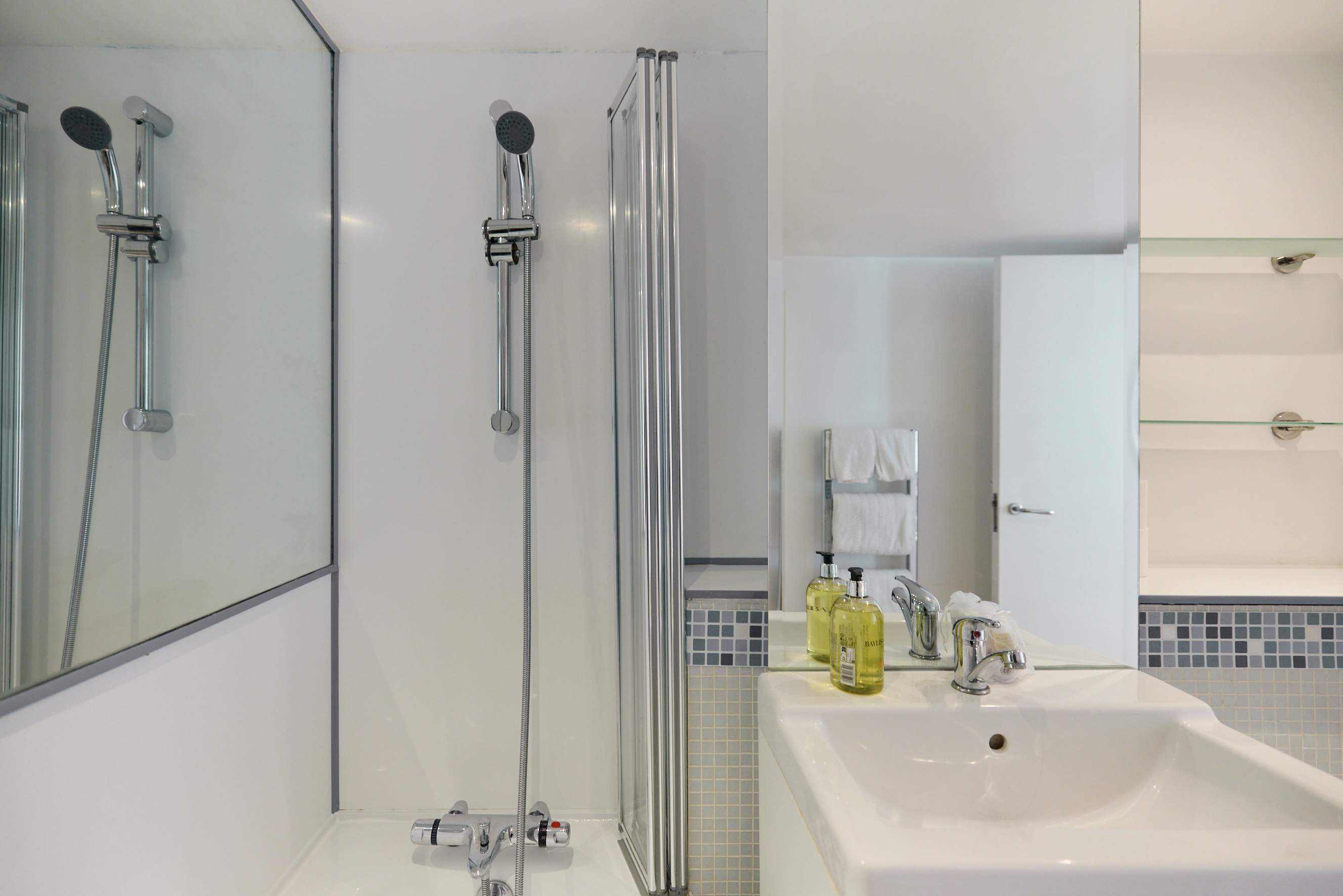 St Gabriel's Loft Apartment in 22 St. Gabriel Manor, Cormont Road SE5 9RH - Property image 21 - VivreStays