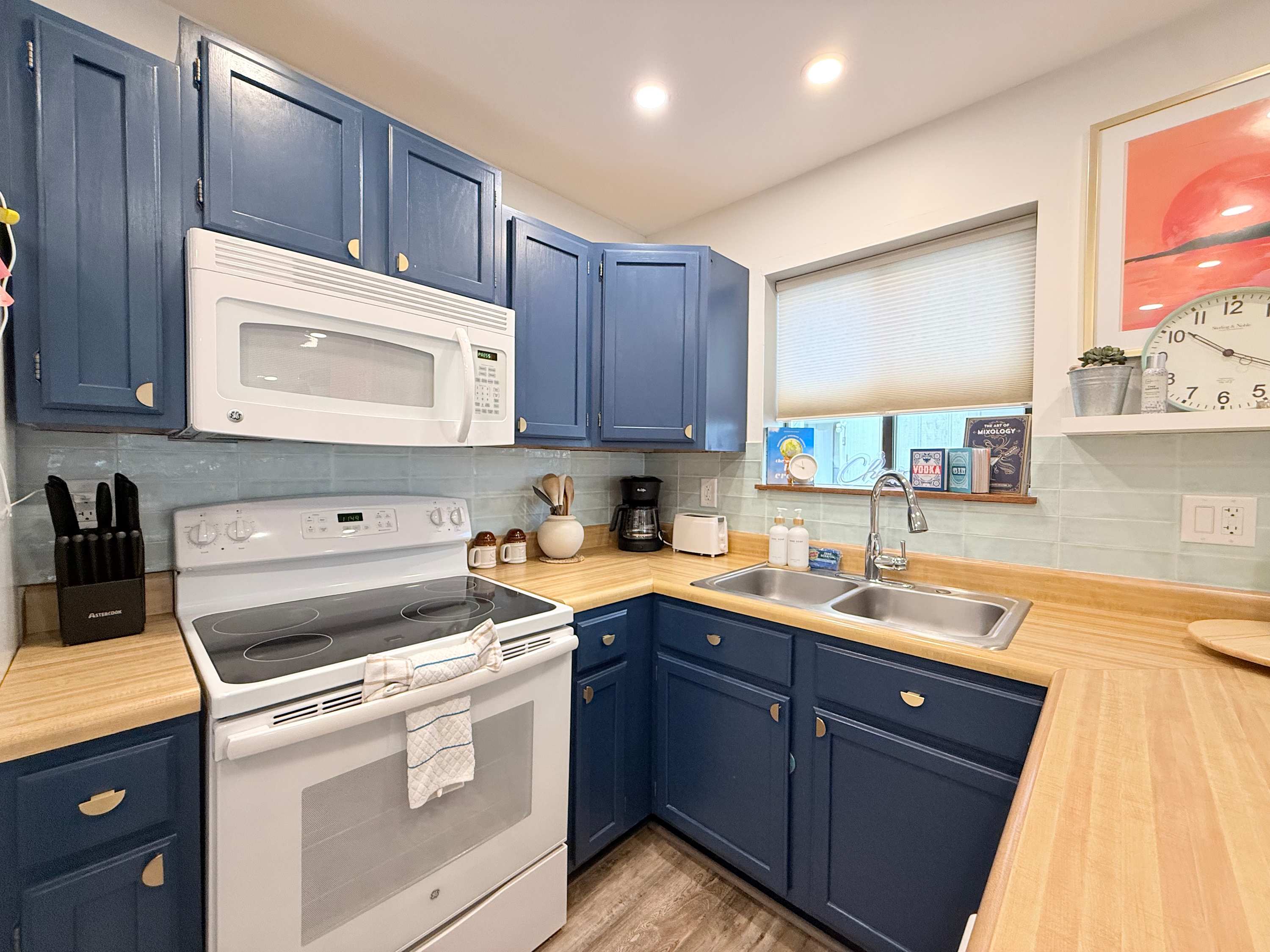 The open kitchen is well equipped for an unforgettable getaway​