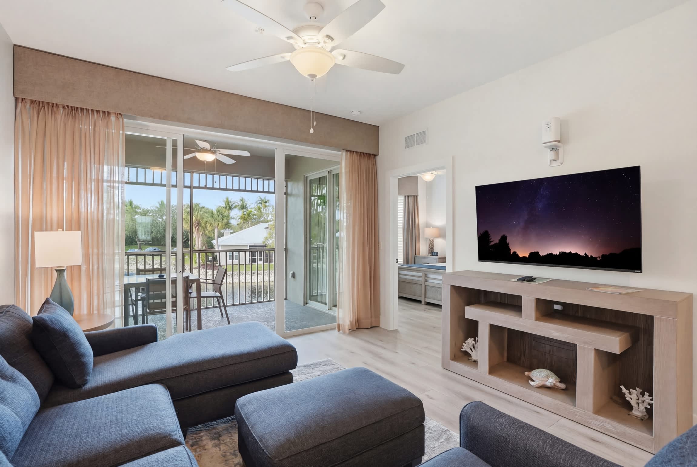 1022 Lake and Landscape View Sleeps 4