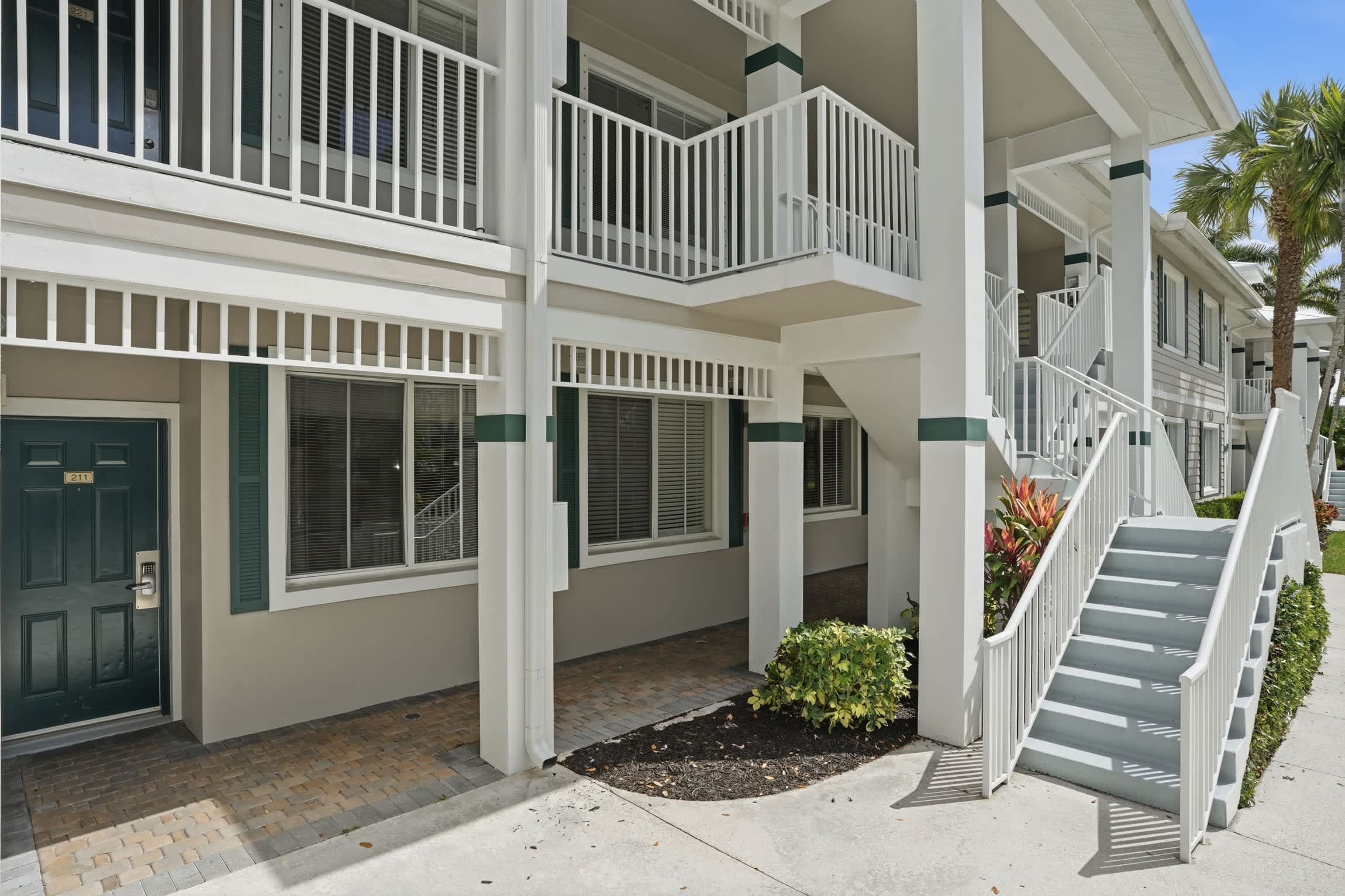 222 Beautiful Lake View Second Floor Sleeps 4 | Photo 8