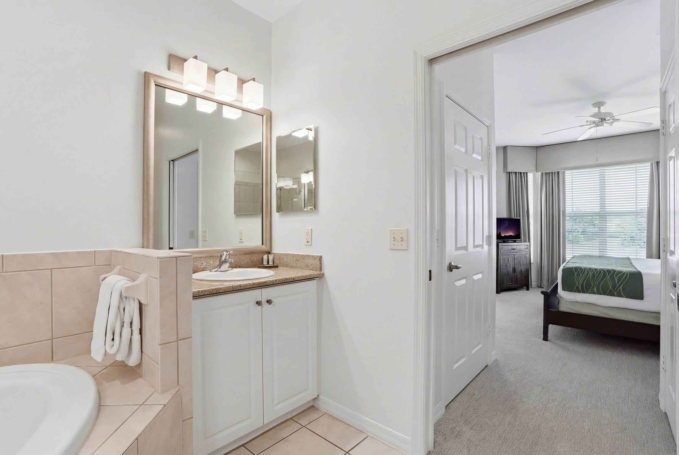 222 Beautiful Lake View Second Floor Sleeps 4 | Photo 24