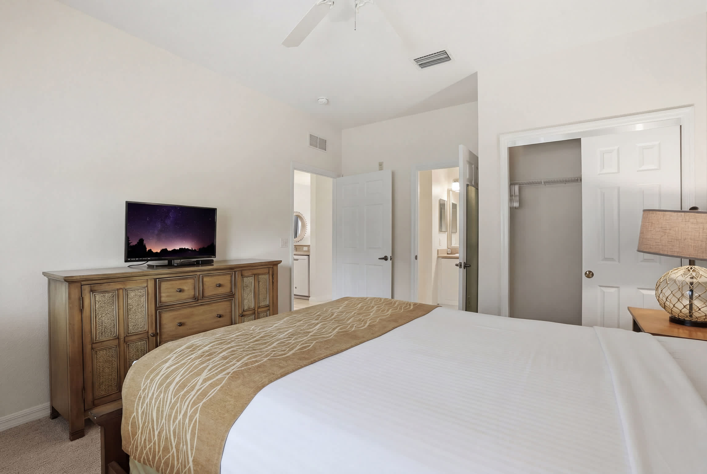 222 Beautiful Lake View Second Floor Sleeps 4 | Photo 26