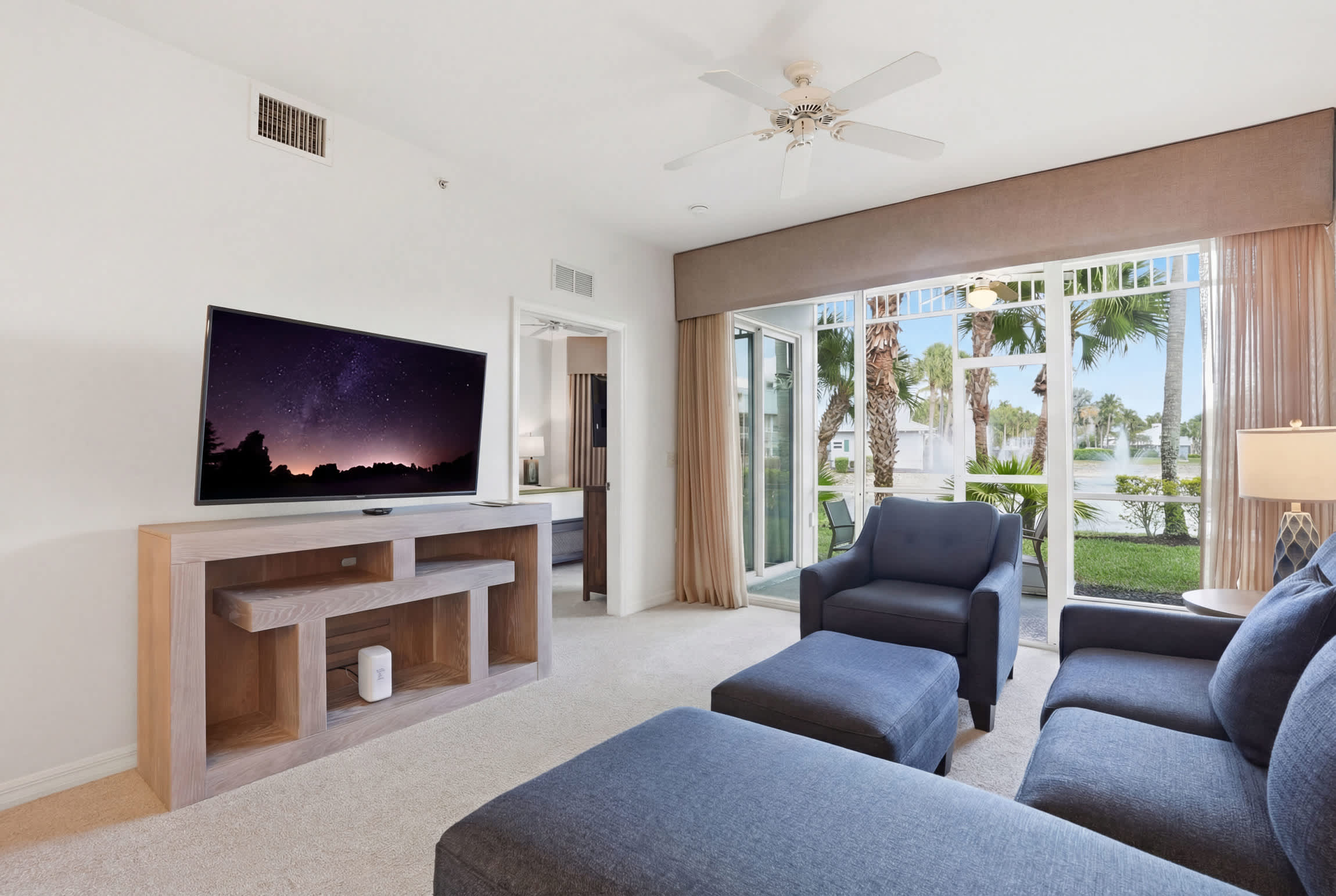 211 Lake and Fountain Views Sleeps 6 | Photo 12