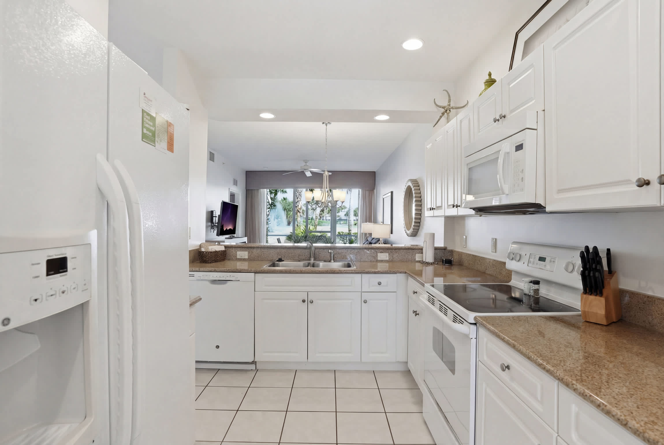 211 Lake and Fountain Views Sleeps 6 | Photo 16