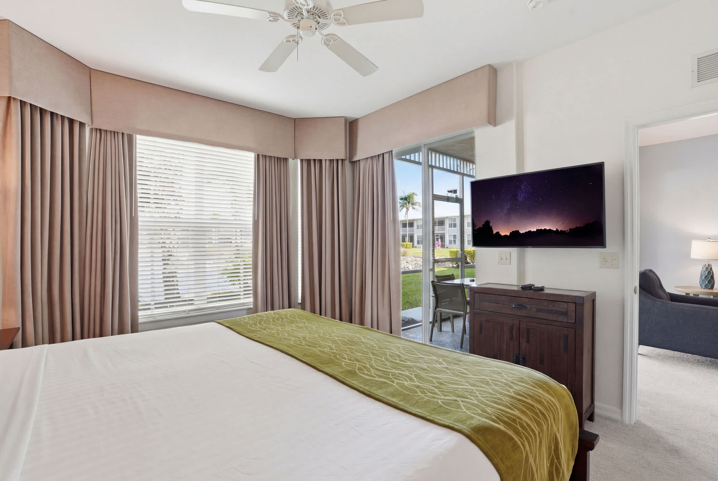 211 Lake and Fountain Views Sleeps 6 | Photo 22