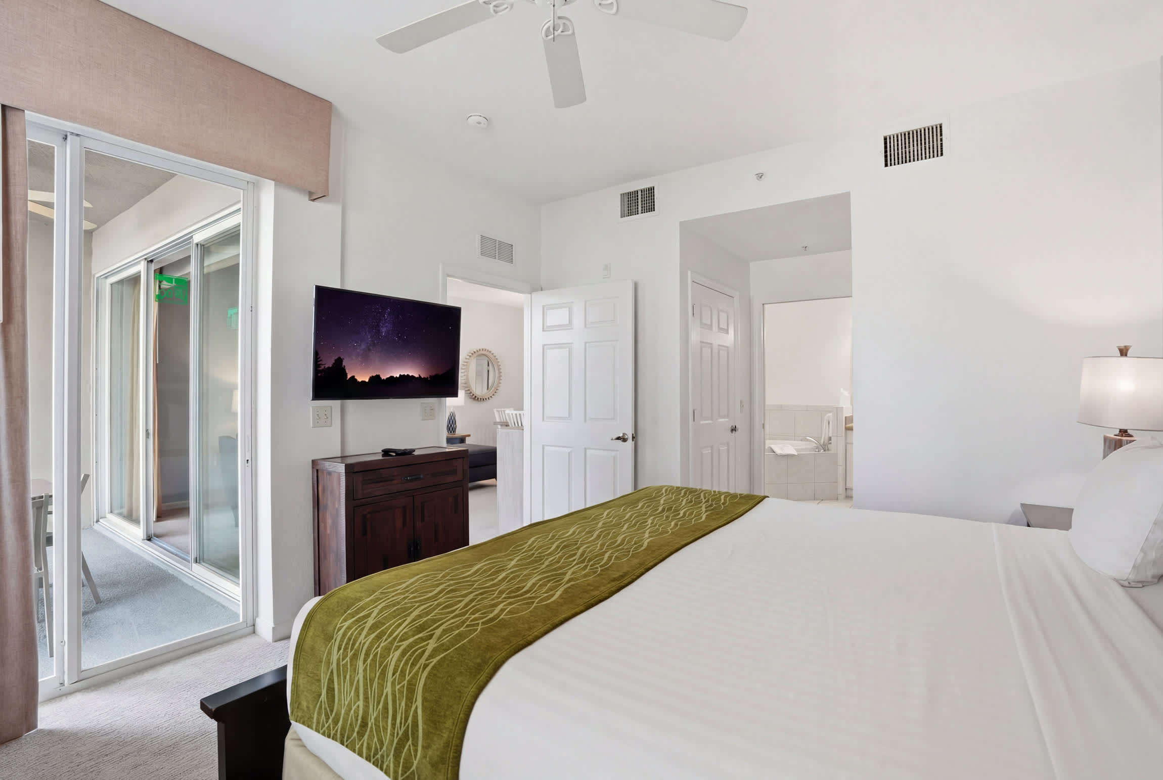 211 Lake and Fountain Views Sleeps 6 | Photo 23