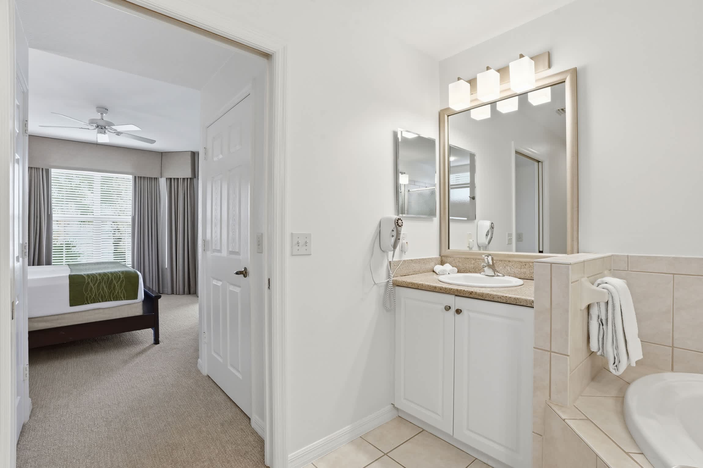 211 Lake and Fountain Views Sleeps 6 | Photo 26