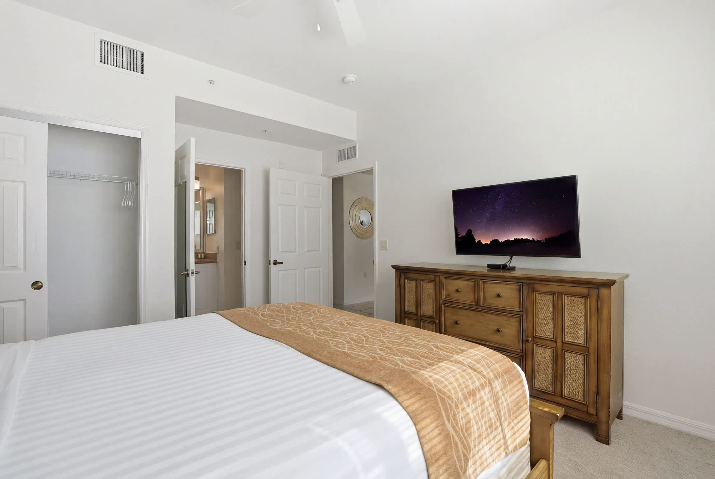 211 Lake and Fountain Views Sleeps 6 | Photo 27