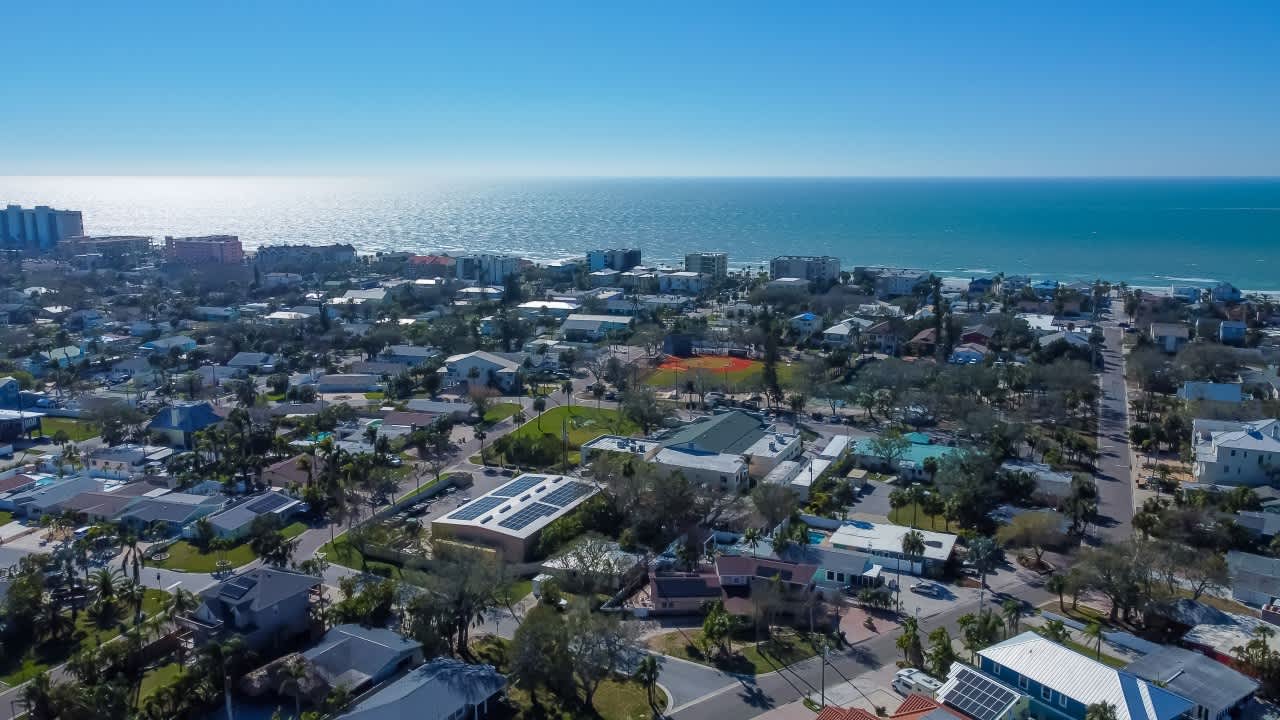 Walk to Indian Rocks Beach & Work Remotely Sleep 4