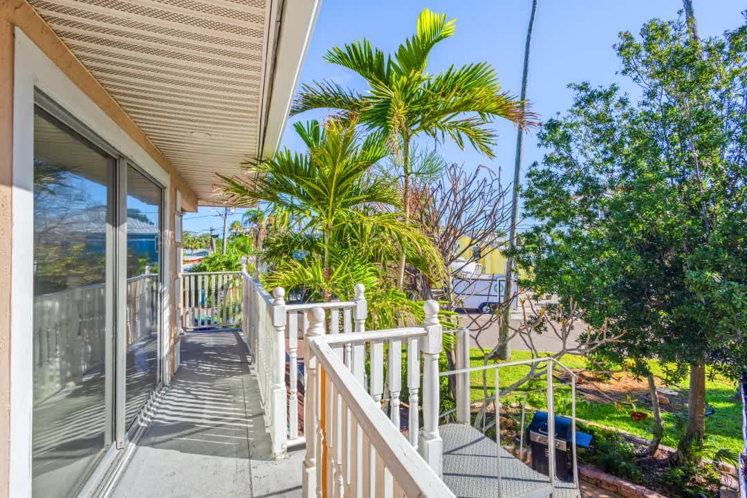 Walk to Indian Rocks Beach & Work Remotely Sleep 4