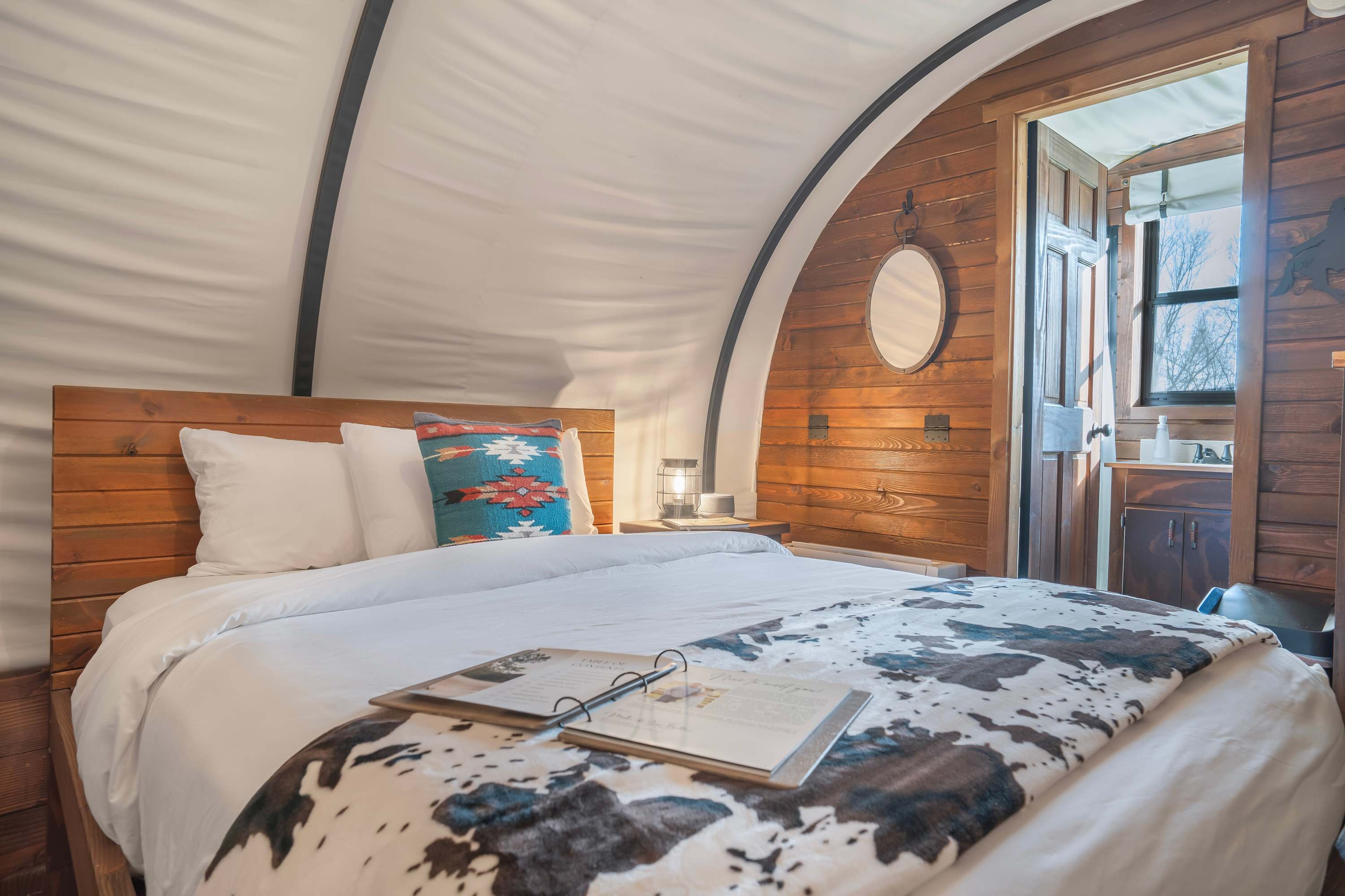 Glamping Wagon with Lake access + Golf carts