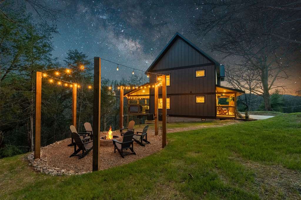 Rustic•Heart of Town•Fire Pit•Hot Tub•Play Ground• — Pigeon Forge, TN — vacation rental