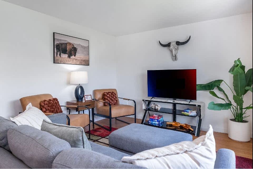 Modern 2BR Apartment Near Downtown Kalispell – Dog-Friendly, Minutes to Shops & Glacier National Park — Kalispell, MT — vacation rental