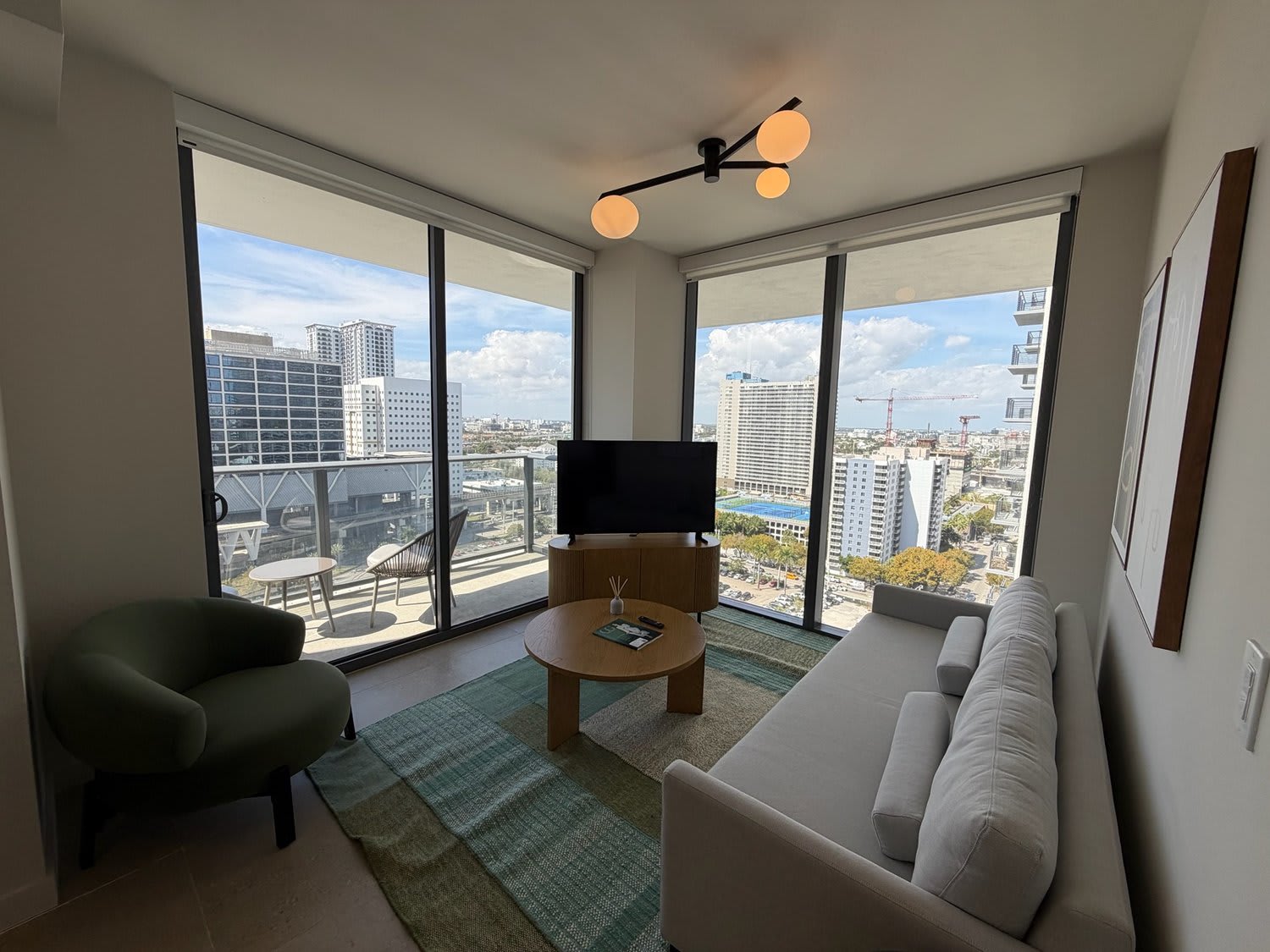 Modern Downtown Condo w Pool Access