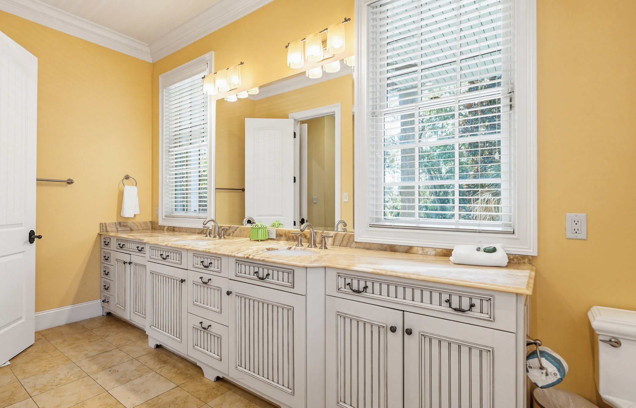 1st Level Primary Full En Suite Bathroom with Garden Tub and Walk-in Shower