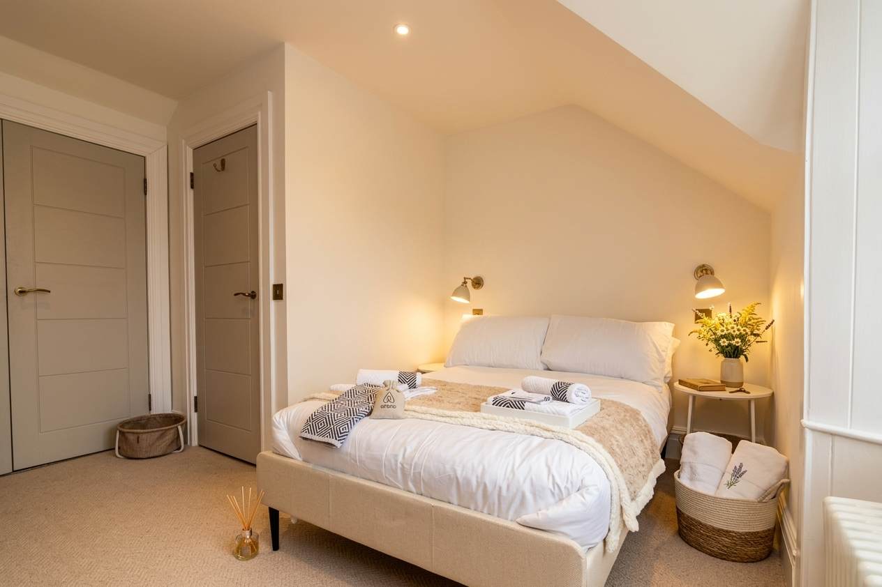 Luxe 2BR Cottage Near Edinburgh with Hot Tub - Sleeps 6 - Free Parking - Wi-Fi in Craigesk EH22 4TP - Property image 17 - VivreStays