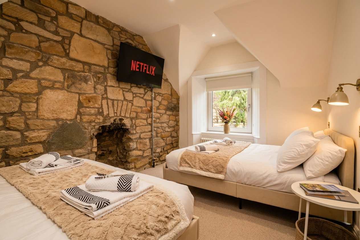 Luxe 2BR Cottage Near Edinburgh with Hot Tub - Sleeps 6 - Free Parking - Wi-Fi in Craigesk EH22 4TP - Property image 4 - VivreStays