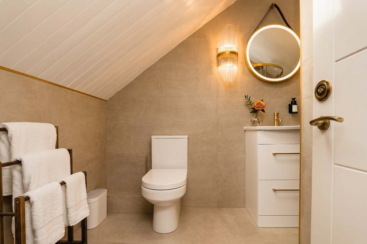 Luxe 2BR Cottage Near Edinburgh with Hot Tub - Sleeps 6 - Free Parking - Wi-Fi in Craigesk EH22 4TP - Property image 25 - VivreStays