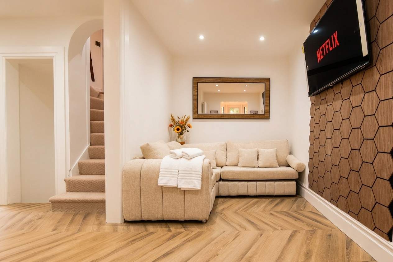 Luxe 2BR Cottage Near Edinburgh with Hot Tub - Sleeps 6 - Free Parking - Wi-Fi in Craigesk EH22 4TP - Property image 10 - VivreStays
