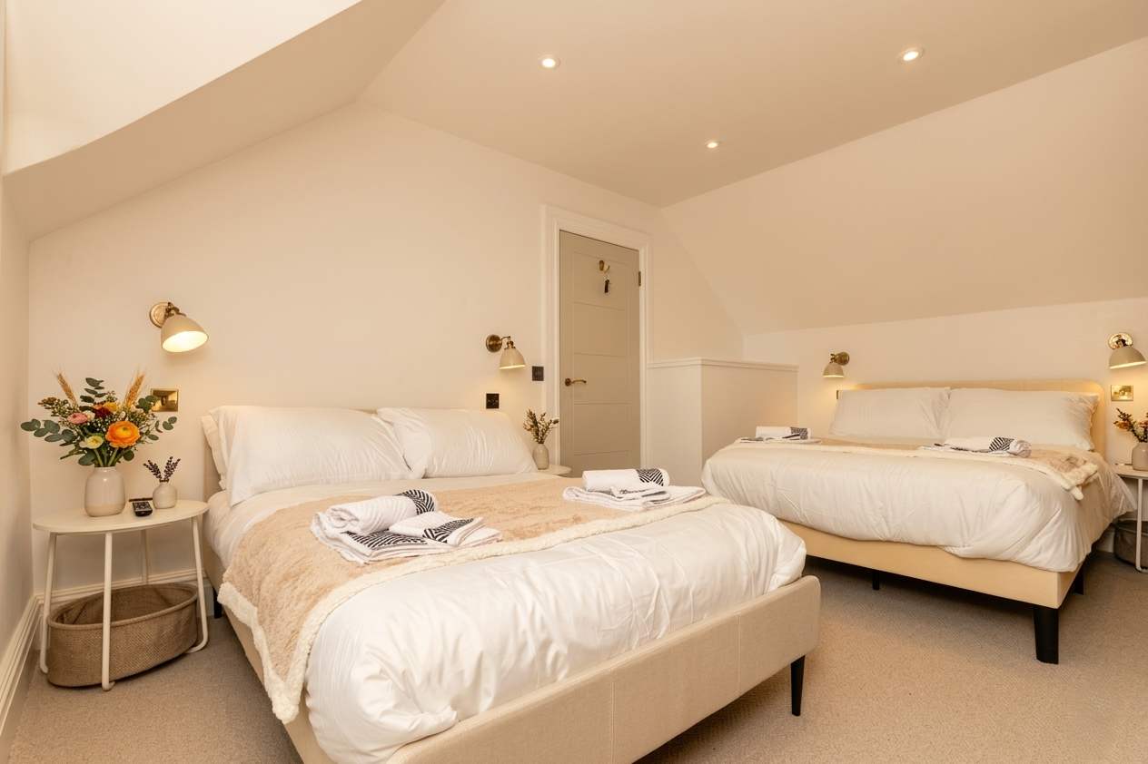 Luxe 2BR Cottage Near Edinburgh with Hot Tub - Sleeps 6 - Free Parking - Wi-Fi in Craigesk EH22 4TP - Property image 19 - VivreStays