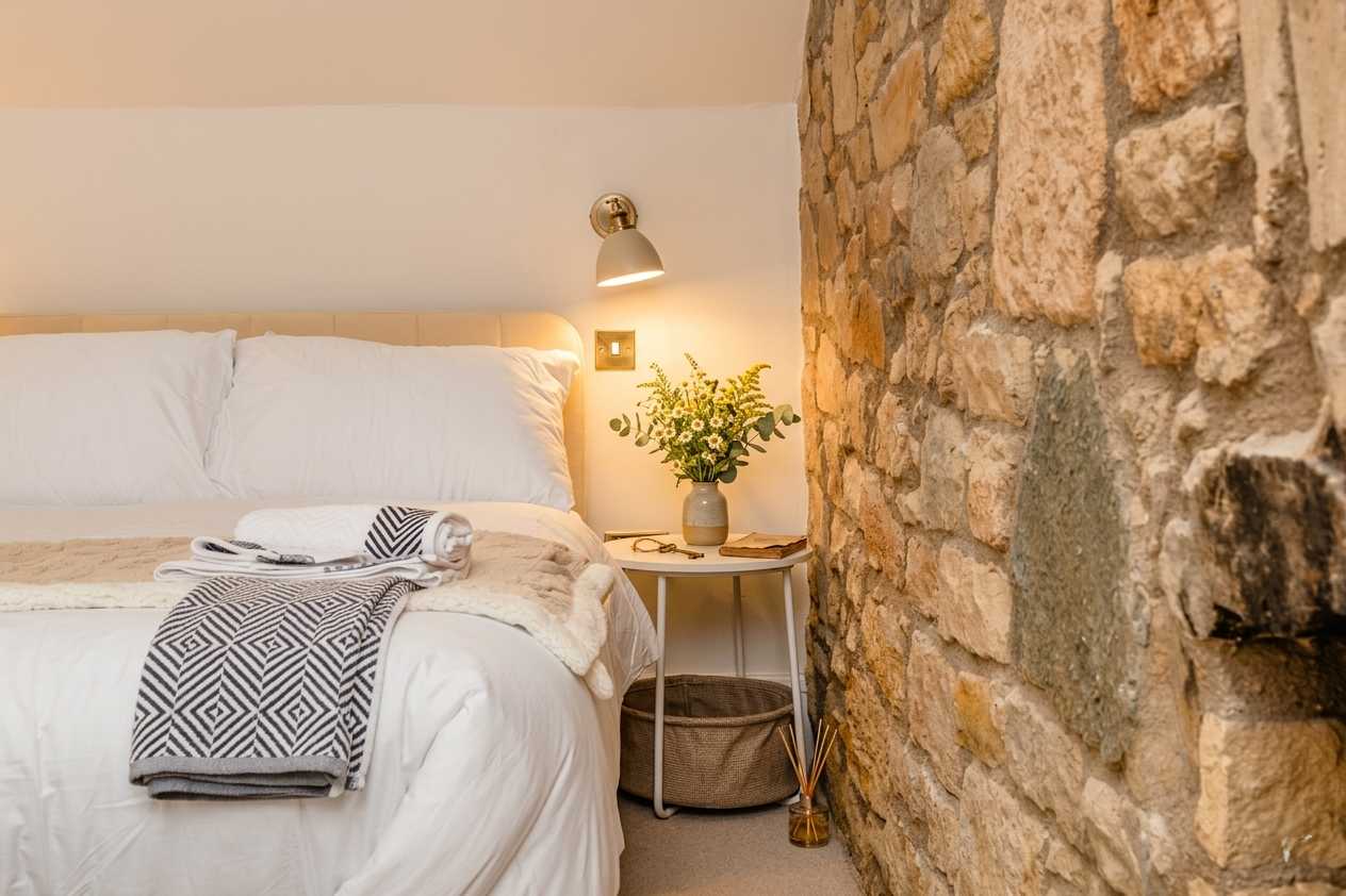Luxe 2BR Cottage Near Edinburgh with Hot Tub - Sleeps 6 - Free Parking - Wi-Fi in Craigesk EH22 4TP - Property image 22 - VivreStays