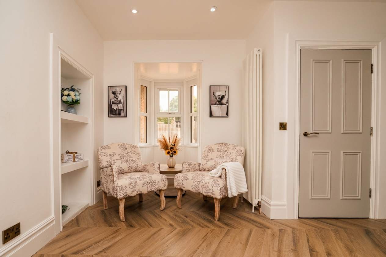 Luxe 2BR Cottage Near Edinburgh with Hot Tub - Sleeps 6 - Free Parking - Wi-Fi in Craigesk EH22 4TP - Property image 11 - VivreStays