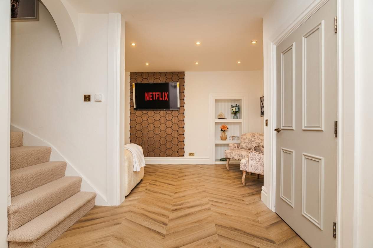 Luxe 2BR Cottage Near Edinburgh with Hot Tub - Sleeps 6 - Free Parking - Wi-Fi in Craigesk EH22 4TP - Property image 15 - VivreStays