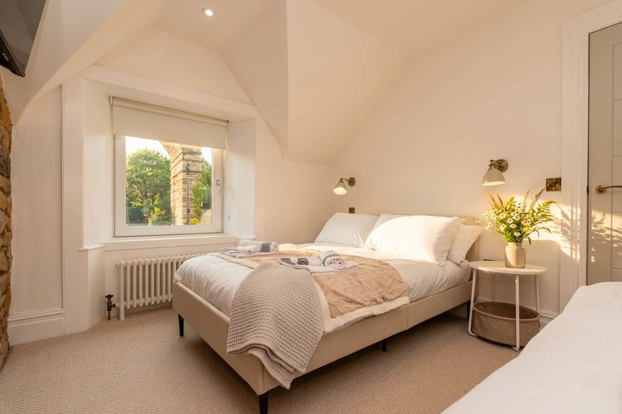 View Luxe 2BR Cottage Near Edinburgh with Hot Tub - Sleeps 6 - Free Parking - Wi-Fi Luxe 2BR Cottage Near Edinburgh with Hot Tub - Sleeps 6 - Free Parking - Wi-Fi serviced apartment - Newbattle - VivreStays