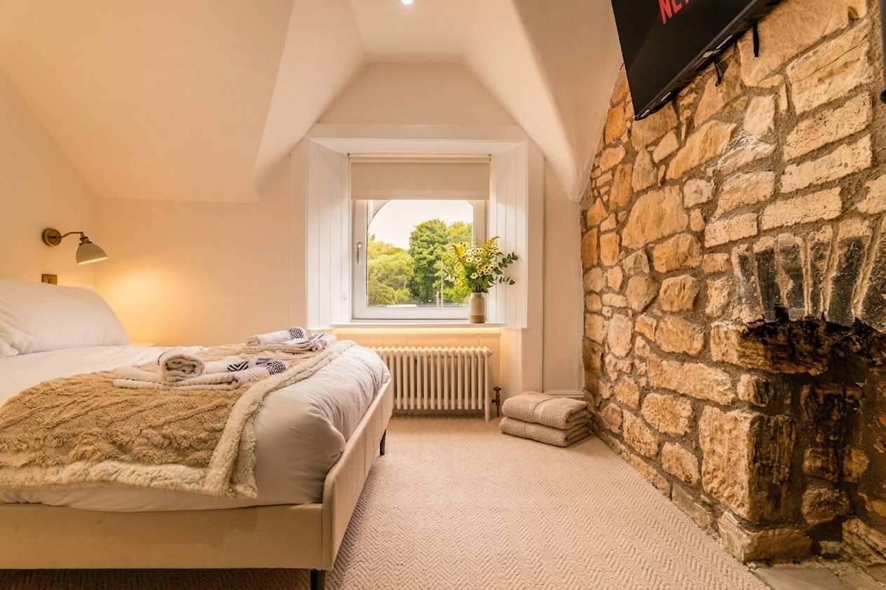 Luxe 2BR Cottage Near Edinburgh with Hot Tub - Sleeps 6 - Free Parking - Wi-Fi in Craigesk EH22 4TP - Property image 20 - VivreStays