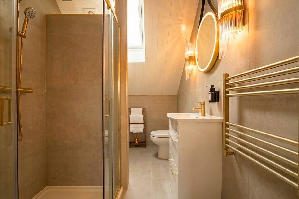 Luxe 2BR Cottage Near Edinburgh with Hot Tub - Sleeps 6 - Free Parking - Wi-Fi in Craigesk EH22 4TP - Property image 23 - VivreStays