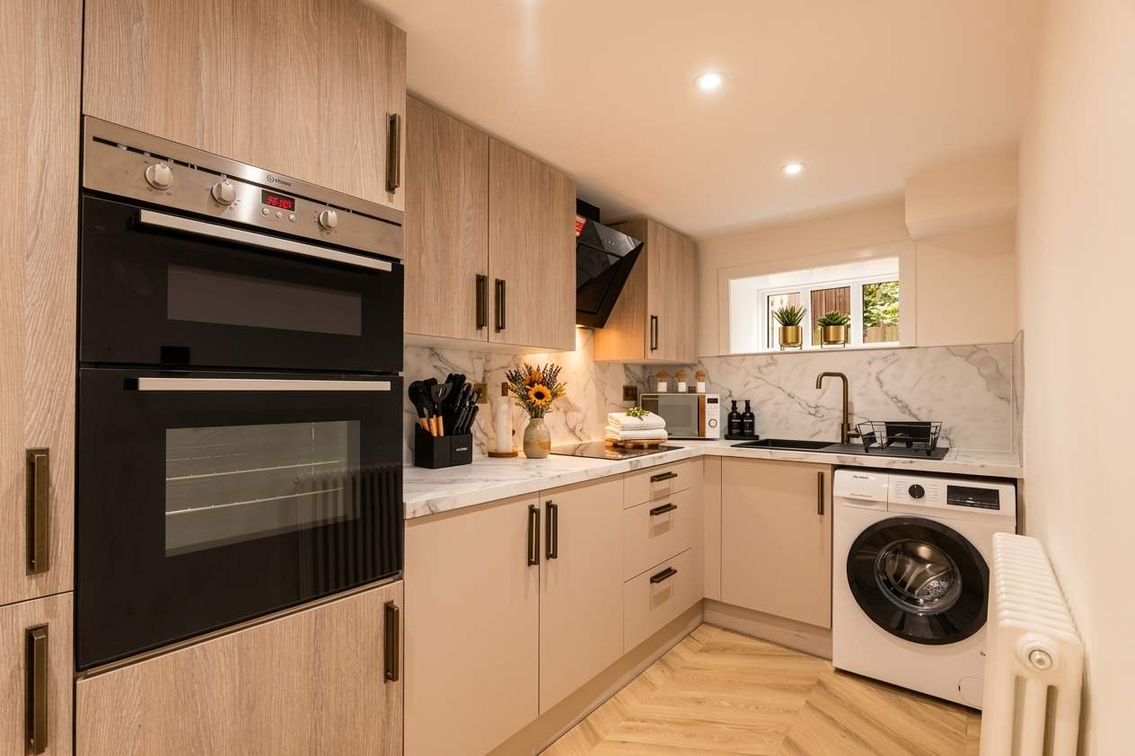 Luxe 2BR Cottage Near Edinburgh with Hot Tub - Sleeps 6 - Free Parking - Wi-Fi in Craigesk EH22 4TP - Property image 6 - VivreStays