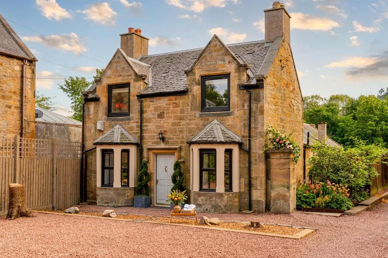 Luxe 2BR Cottage Near Edinburgh with Hot Tub - Sleeps 6 - Free Parking - Wi-Fi in Craigesk EH22 4TP - Property image 28 - VivreStays