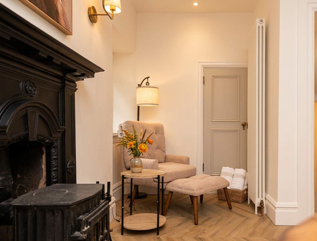 Luxe 2BR Cottage Near Edinburgh with Hot Tub - Sleeps 6 - Free Parking - Wi-Fi in Craigesk EH22 4TP - Property image 14 - VivreStays