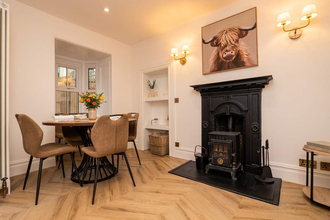 Luxe 2BR Cottage Near Edinburgh with Hot Tub - Sleeps 6 - Free Parking - Wi-Fi in Craigesk EH22 4TP - Property image 9 - VivreStays