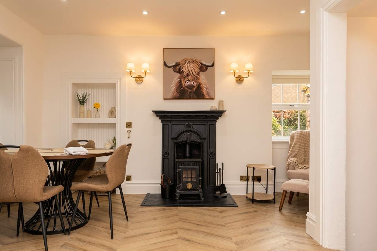 Luxe 2BR Cottage Near Edinburgh with Hot Tub - Sleeps 6 - Free Parking - Wi-Fi in Craigesk EH22 4TP - Property image 3 - VivreStays